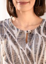 Kleid mit kurzem Schlingenknopfverschluss 