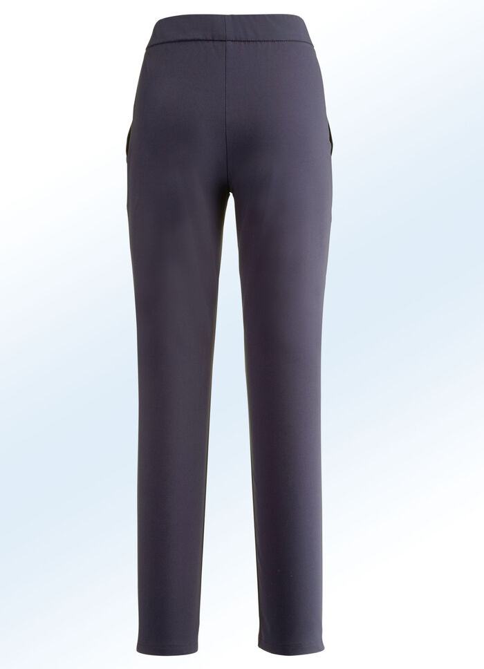 Sportive Hose in aktueller Kn&ouml;chell&auml;nge MARINE