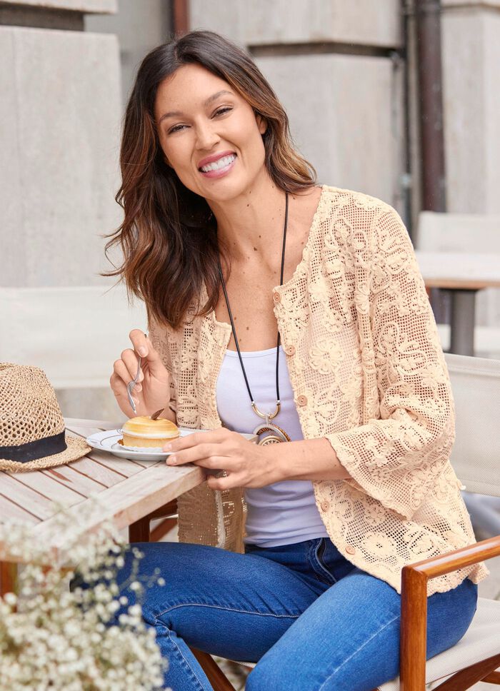 Strickjacke mit Blumen und Schmetterlingen 