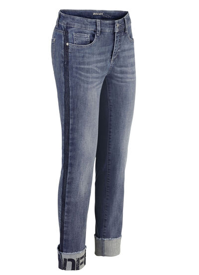 Jeans mit Fransensaum und Schriftzug auf einem Bein 
