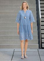 Kleid mit feiner Stickerei 