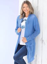 Long-Strickjacke in streckender Streifenoptik 