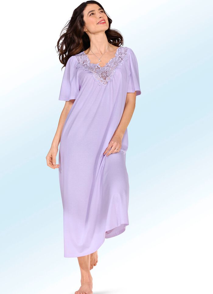 Nachthemd von "Pfau" mit hochwertiger Stickereispitze 