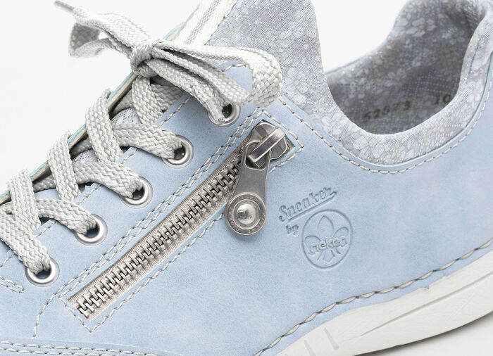 Rieker Schnürschuh aus floral bedrucktem Textilmaterial mit Metallicschimmer HELLBLAU-GRAU