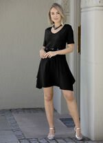 Kleid mit Zierösen und -band in 2 Farben 