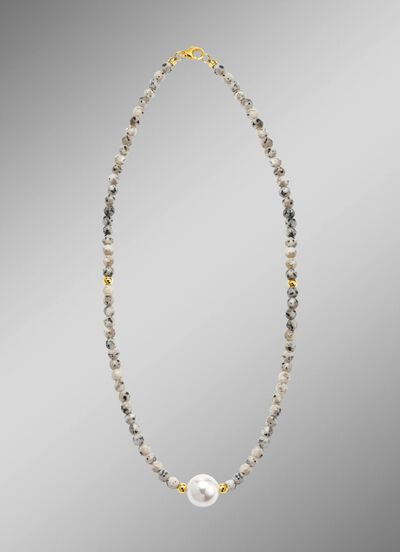 Halskette mit Perlenschimmer und Edelsteinglanz 