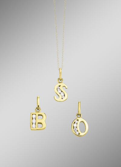 Buchstabenanhänger aus edlem Gold 