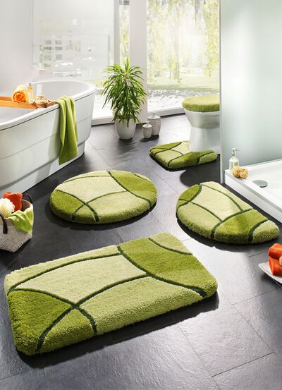 Badgarnitur mit aufwendiger Hoch-Tief-Struktur 