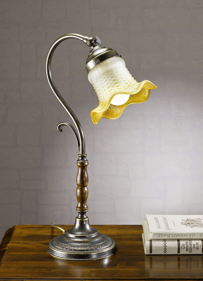 Tischleuchte mit Lampenschirm aus Glas 