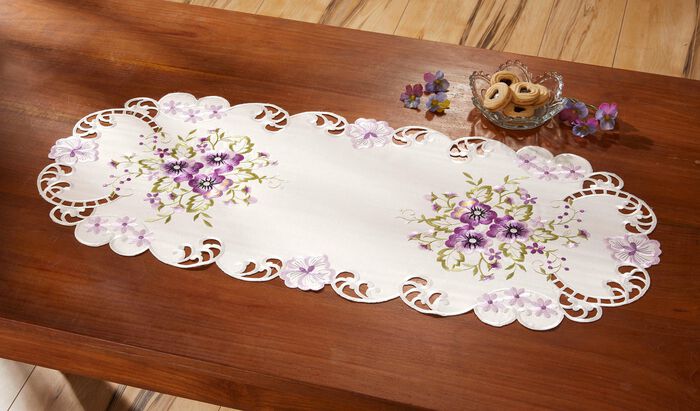 Tisch- und Raumdekoration mit Stiefmütterchen-Stickereien LILA