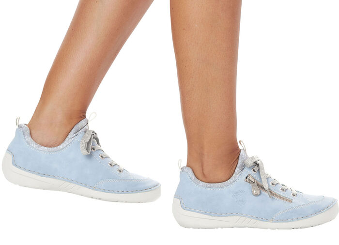 Rieker Schnürschuh aus floral bedrucktem Textilmaterial mit Metallicschimmer HELLBLAU-GRAU