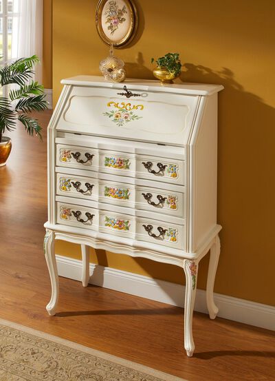 Teilmassive M&ouml;belserie mit kunstvollen Holzverzierungen 