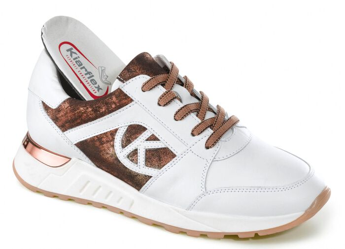 Sneaker im modischem Design 