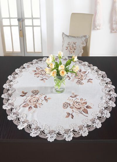 Tisch- und Raumdekoration mit Spitzenbord&uuml;re 