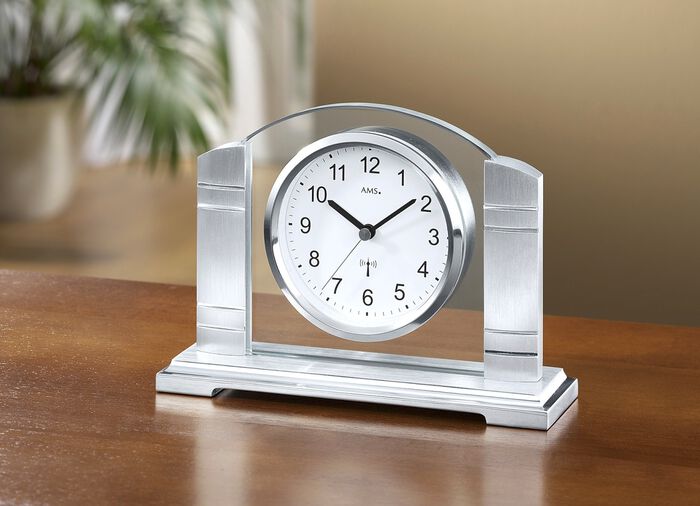 Tischuhr mit Mineralglas-R&uuml;ckwand 