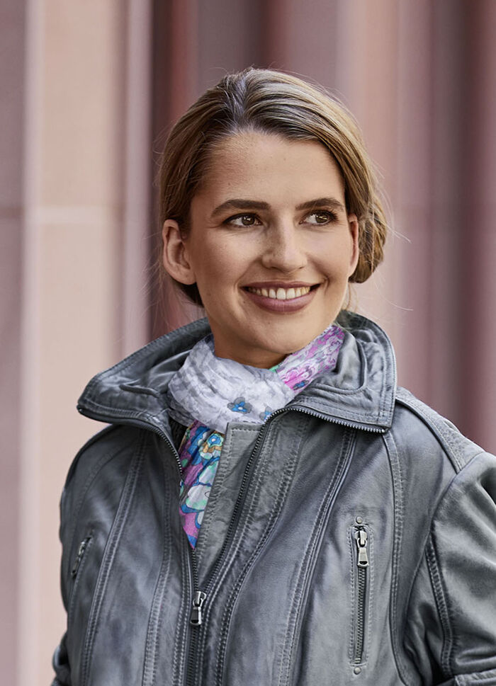 Schal mit Fantasiebl&uuml;ten-Dessin 