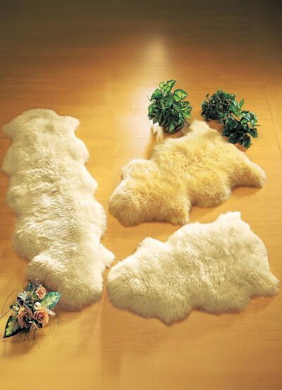 Bettumrandung aus echtem Lammfell in Tierform 