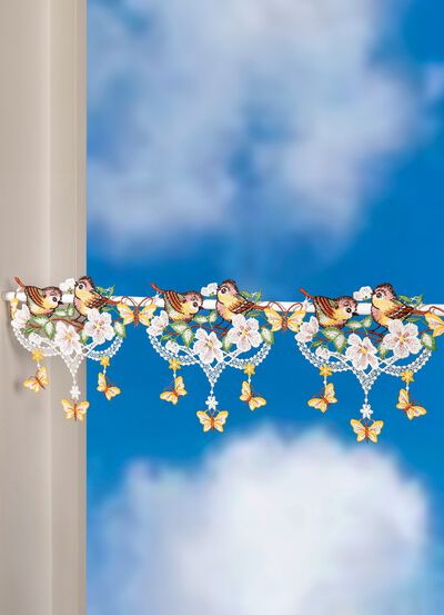 Fr&uuml;hlingshafte Stangendekoration aus Plauener Spitze 