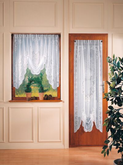 Fensterdekoration mit Stangendurchzug 