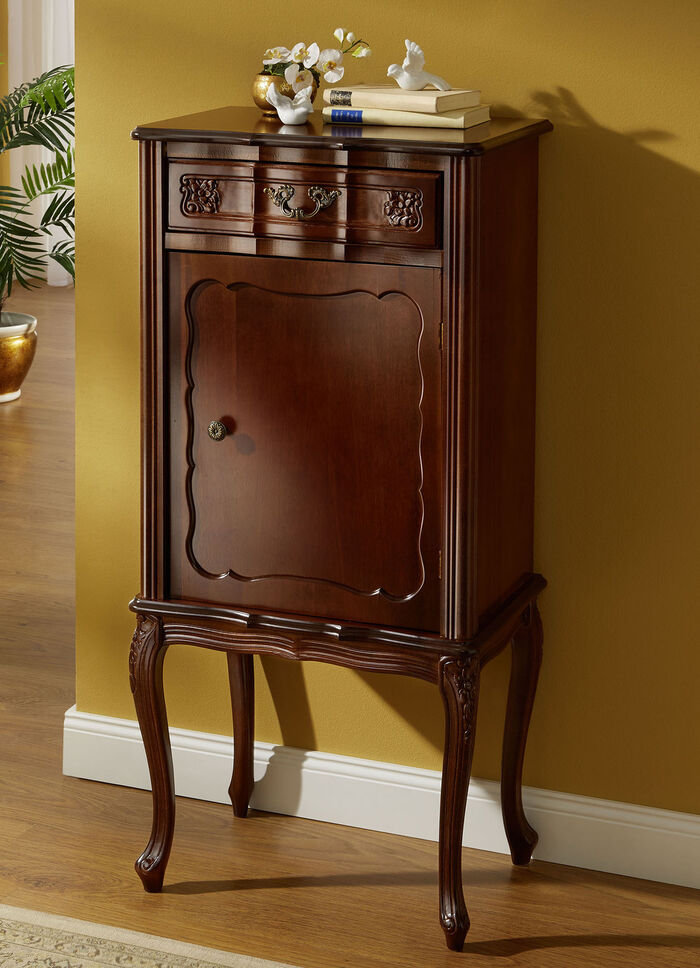 Teilmassive M&ouml;belserie mit kunstvollen Holzverzierungen NUSSBAUM