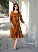 Kleid mit farbbrillantem Druck BRAUN-BORDEAUX-SCHWARZ-BUNT