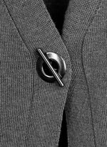 Strickweste mit dekorativem Verschluss 