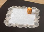 Tischdecke oder Kissenbezug mit filigran gearbeiteten Motiven 