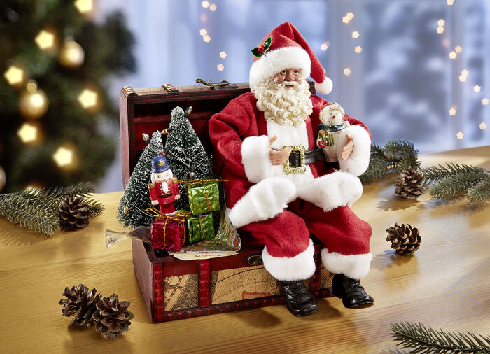 Handgefertigter Weihnachtsmann auf Truhe 