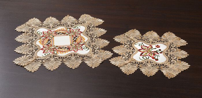 Aufwendig gearbeitete Accessoires mit reichem Blatt- und Rankendeko 