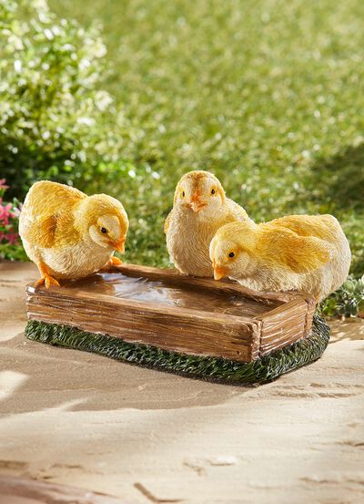 Von Hand bemalte Vogeltr&auml;nke mit K&uuml;ken 