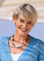 Halskette mit verschiedenen Schmuckelementen 