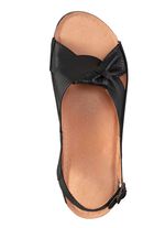 Sandale aus teilweise perforiertem Nappaleder 