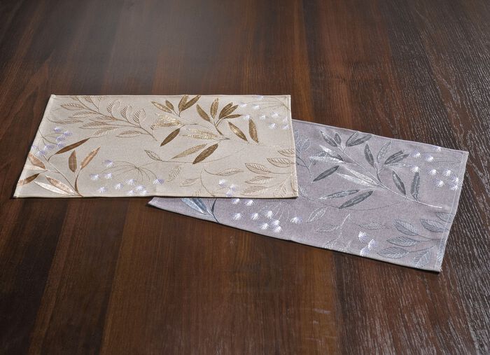 Bestickte Tisch- und Raumdekoration mit Gr&auml;ser- und Bl&auml;tter-Dessin 