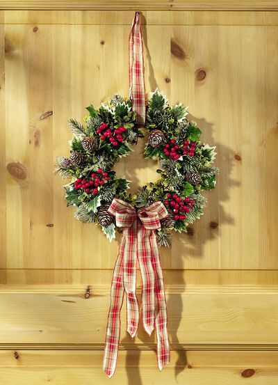 Wandkranz mit Tannen- und Ilex-Zweigen 